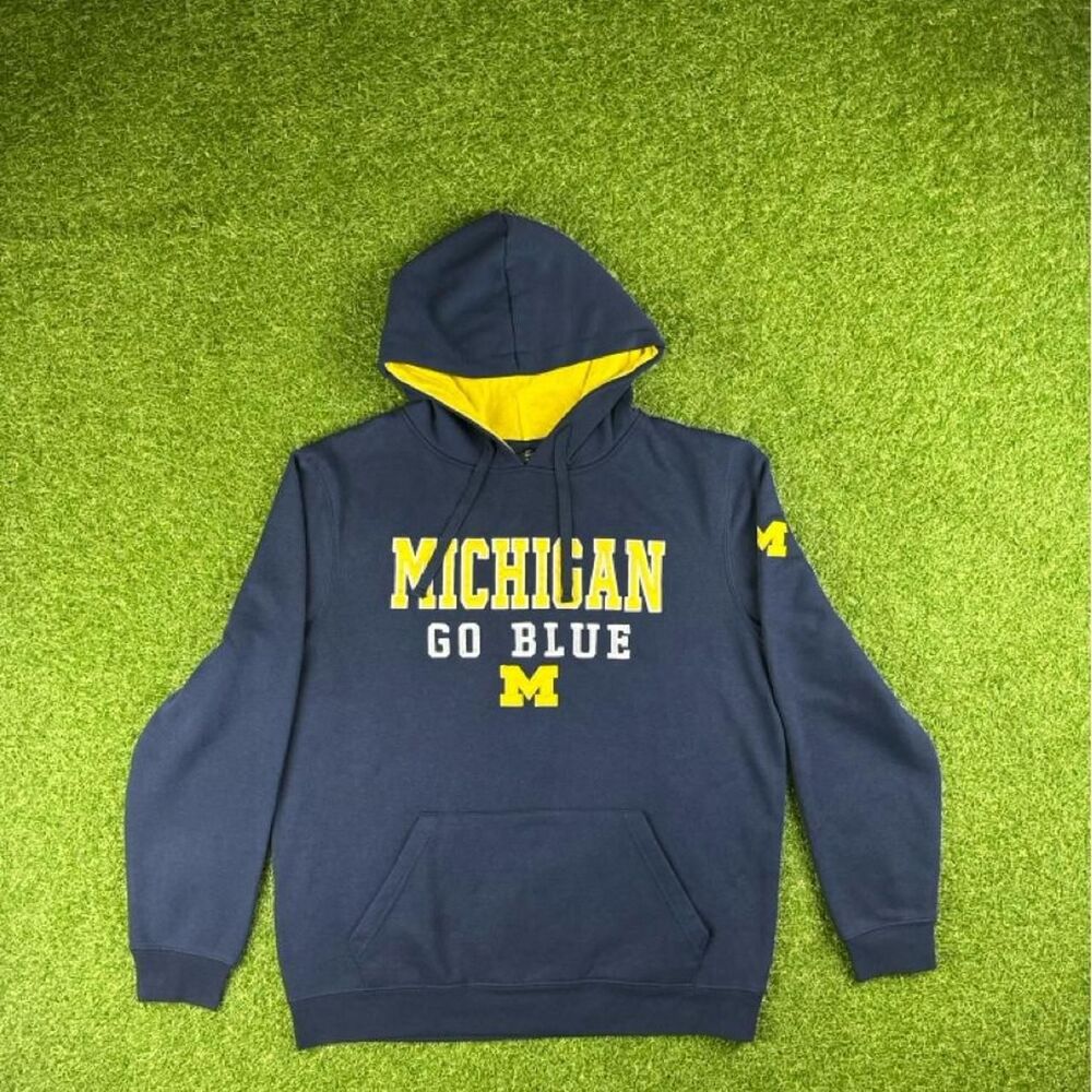 Colosseum Men's Navy and Blue Hoodie